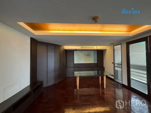คอนโด ให้เช่าในKhlong Toei, Bangkok - ห้องทำงาน/โถงอเนกประสงค์ เพดานซ่อนไฟ โต๊ะกระจก และประตูออกระเบียง