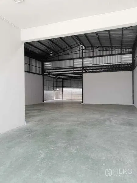 Factory for rent or sale in Ban Phaeo, Samut Sakhon - High-ceiling warehouse interior with steel trusses and smooth concrete floor