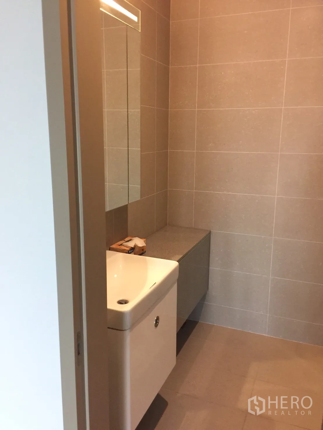 公寓 出租在Pathum Wan, Bangkok - 浴室米色瓷砖，悬挂式洗手台与大镜子