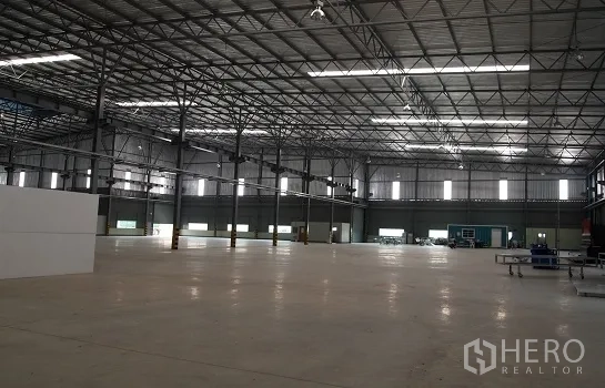 โรงงาน ให้เช่าในSi Racha, Chon Buri - ภายในโรงงานโปร่ง พื้นคอนกรีตเรียบ หลังคาโครงเหล็กสูงพร้อมช่องแสงธรรมชาติ