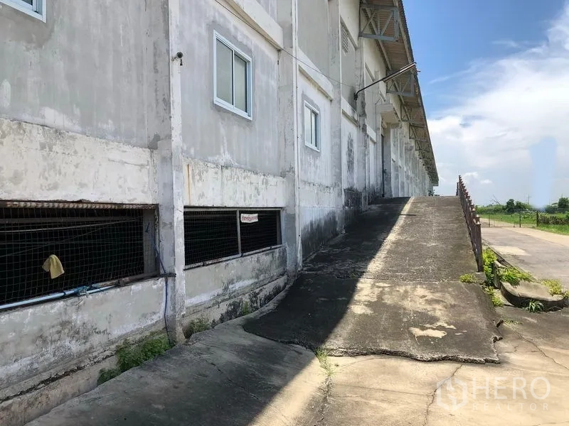 工厂 出租在Lat Krabang, Bangkok - 通往高位装卸月台的混凝土坡道，紧贴厂房外墙。