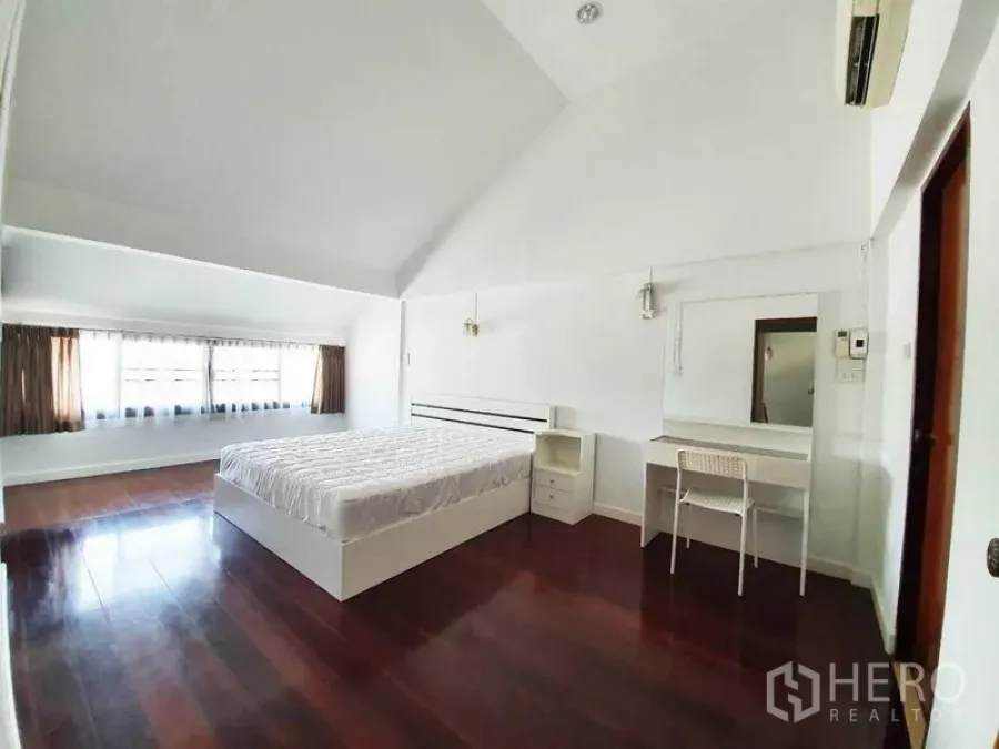 Detached House for rent in Phra Khanong, Bangkok - Bright master bedroom with vaulted ceiling, large windows and polished wood floors in Sukhumvit Punnawithi detached house for rent.