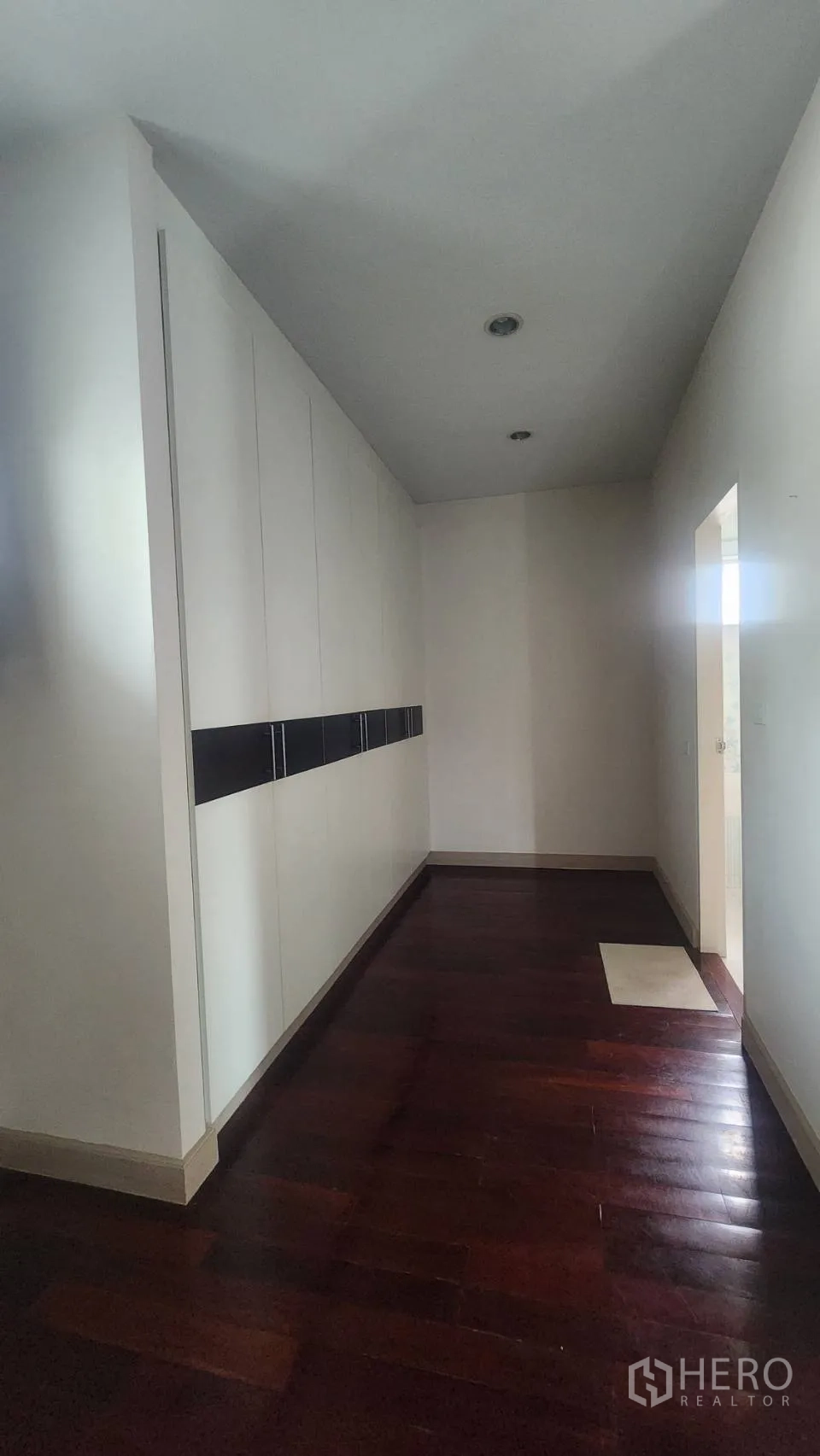Detached House for rent in Watthana, Bangkok - Upstairs corridor with extensive built-in storage cabinets.