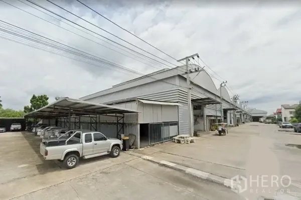 คลังสินค้า ให้เช่าในBang Phli, Samut Prakan - มุมด้านข้างของแถวโกดัง ทางวิ่งกว้างและที่จอดรถในร่มสำหรับรถบรรทุกและรถยนต์