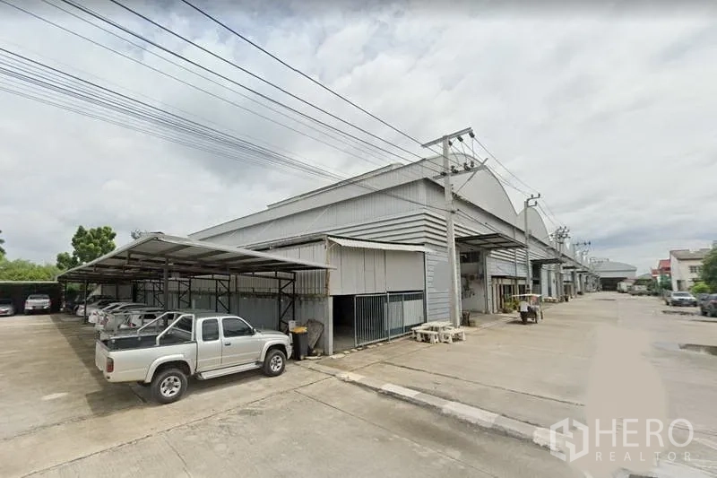 คลังสินค้า ให้เช่าในBang Phli, Samut Prakan - มุมด้านข้างของแถวโกดัง ทางวิ่งกว้างและที่จอดรถในร่มสำหรับรถบรรทุกและรถยนต์