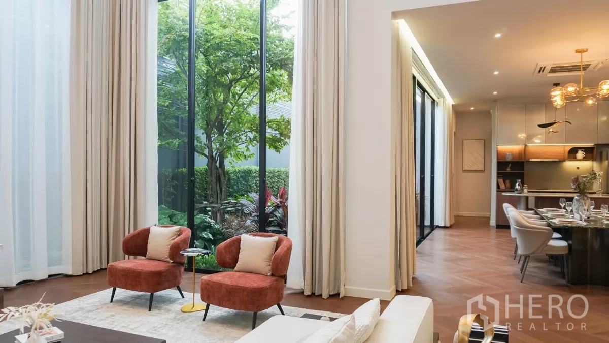 Detached House for rent or sale in Bang Kapi, Bangkok - Cozy seating by full-height glass overlooking lush courtyard greenery.
