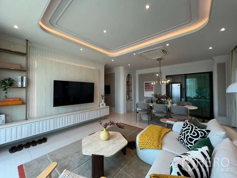 บ้าน ขายในSaphan Sung, Bangkok - ห้องนั่งเล่นสว่าง ผนังสื่อบิลต์อิน โซฟาตัวแอล และไฟฝังฝ้า