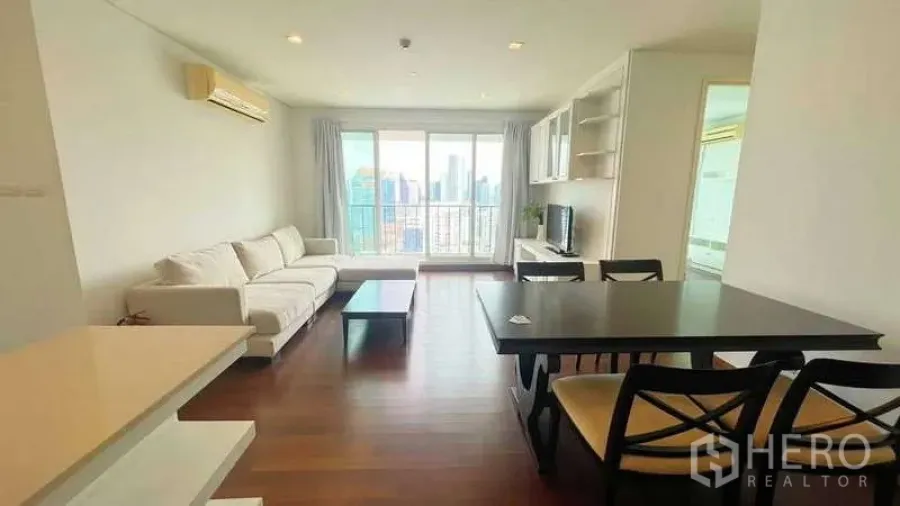 คอนโด ให้เช่าในWatthana, Bangkok - ห้องนั่งเล่นและรับประทานอาหาร โซฟาสีขาว พื้นไม้ และระเบียงวิวสกายไลน์