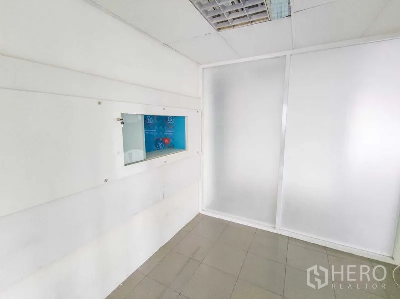 สำนักงาน ให้เช่าในRatchathewi, Bangkok - โถงต้อนรับ/ห้องอเนกประสงค์ขนาดเล็ก พร้อมผนังกระจกฝ้าและแผงแสดงผล