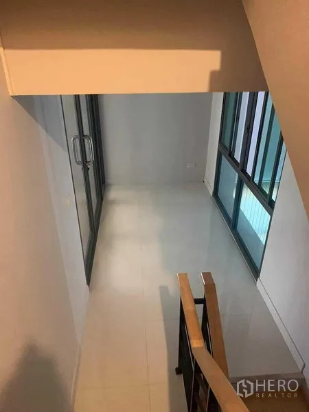 联排别墅 出租或出售在Yan Nawa, Bangkok - 楼梯通往玻璃隔间，平台旁设窗户。