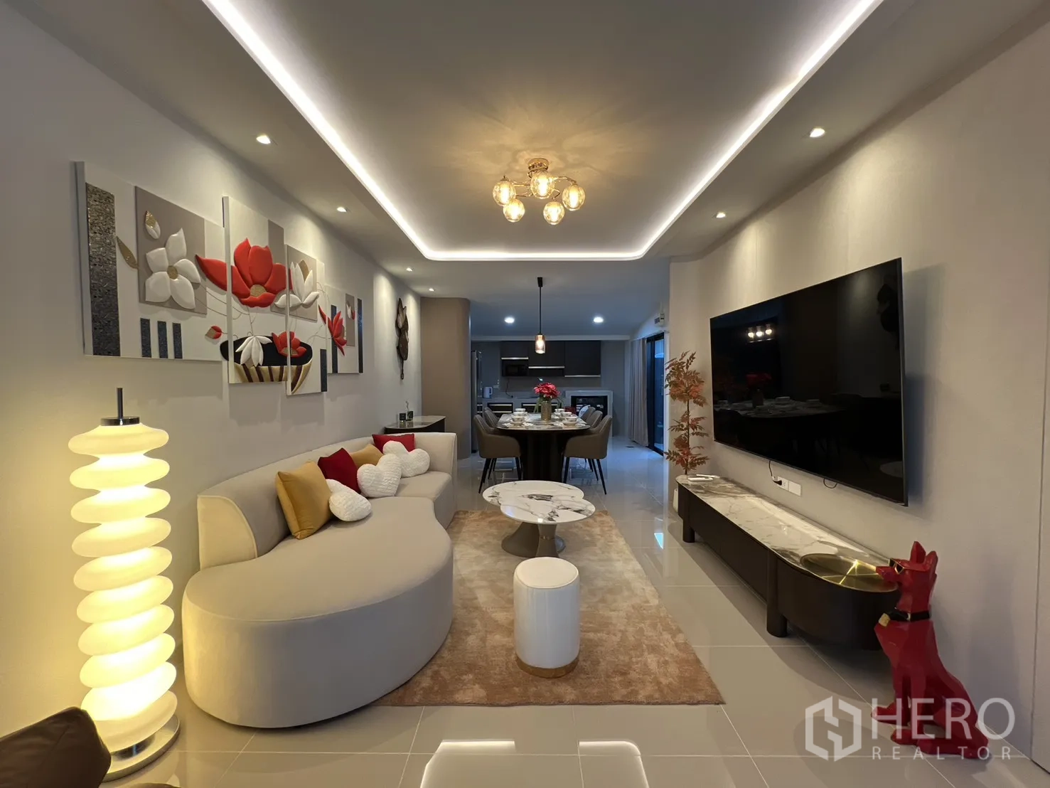 Townhouse for rent in Bang Phli, Samut Prakan - Wide view of the living–dining area with a large TV, statement lighting and modern decor.