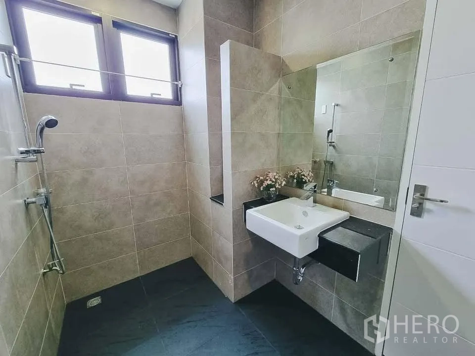 独栋房屋 for rent or sale in Bang Phli, Samut Prakan - 卫浴设步入式淋浴、米色墙砖与方形台盆。
