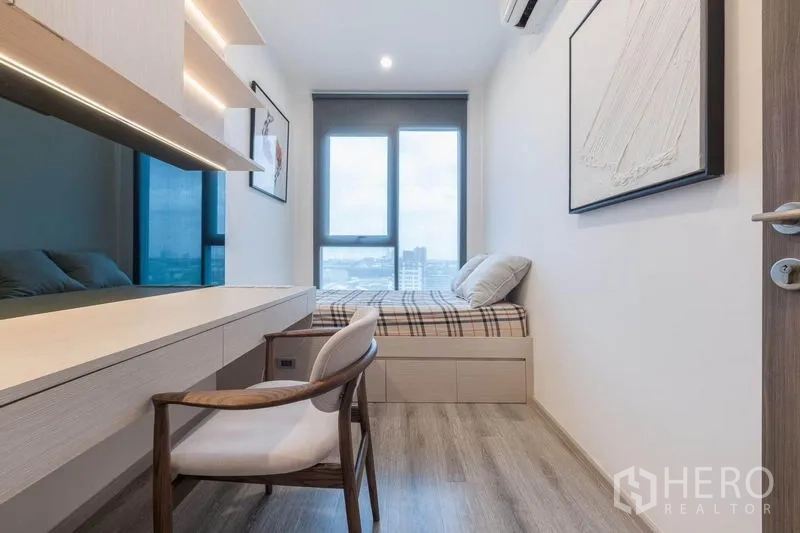 公寓 出租在Bang Na, Bangkok - 工作休憩一体房，带LED灯书桌与靠窗平台床。