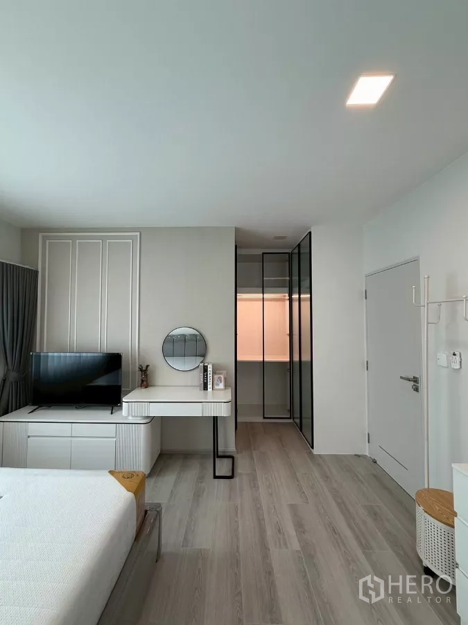 Detached House for rent in Bang Phli, Samut Prakan - Bedroom with desk, TV cabinet and glass-door walk-in closet