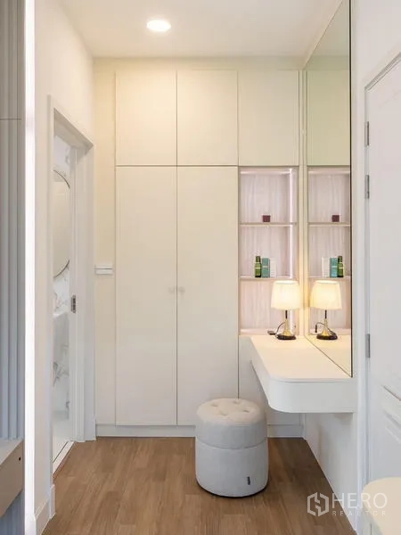 Detached House for sale in Saphan Sung, Bangkok - Dressing area with tall mirror, built-in cabinet and soft stool.