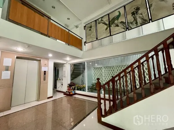 办公空间 出租在Bang Rak, Bangkok - Silom办公楼大堂，设电梯、木楼梯与夹层。