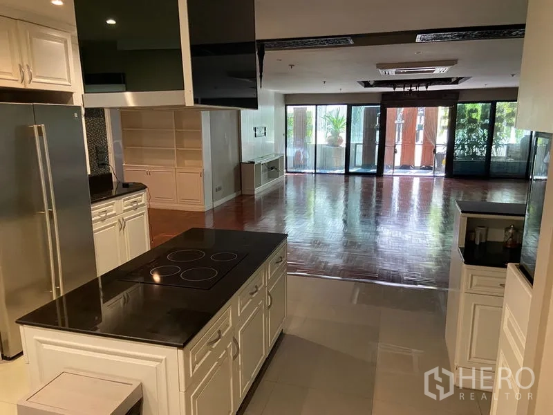 公寓 出售在Khlong San, Bangkok - 从厨房望向宽敞客厅及通高落地窗与阳台的视角。