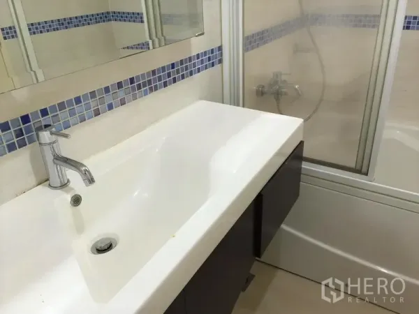 คอนโด ให้เช่าในWatthana, Bangkok - ห้องน้ำมีเคาน์เตอร์อ่างล้างหน้ายาว กระจก แต่งโมเสก และอ่างอาบน้ำกั้นกระจก