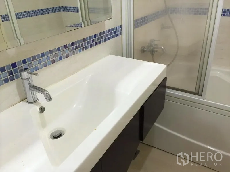 คอนโด ให้เช่าในWatthana, Bangkok - ห้องน้ำมีเคาน์เตอร์อ่างล้างหน้ายาว กระจก แต่งโมเสก และอ่างอาบน้ำกั้นกระจก