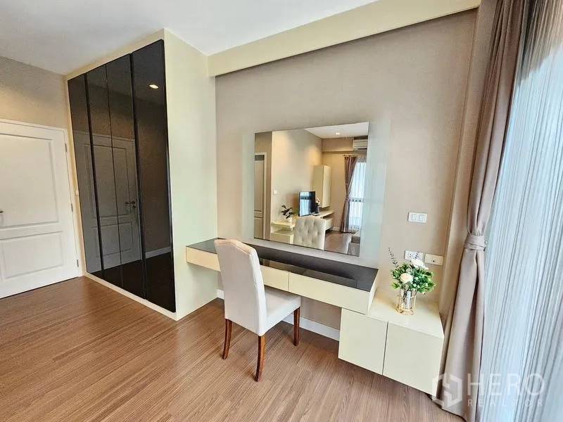 บ้าน ให้เช่าในPrawet, Bangkok - โต๊ะเครื่องแป้งกระจกบานใหญ่พร้อมตู้เก็บของบิวท์อินในห้องนอนหลัก