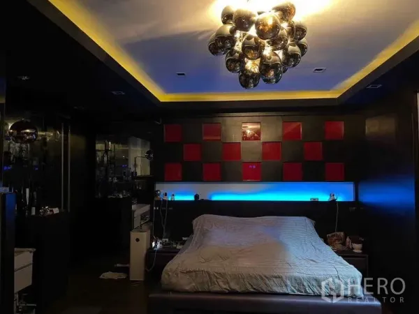 独立式住宅 出售在Suan Luang, Bangkok - 深色系卧室，现代吊灯与氛围灯，红黑方格床头墙。