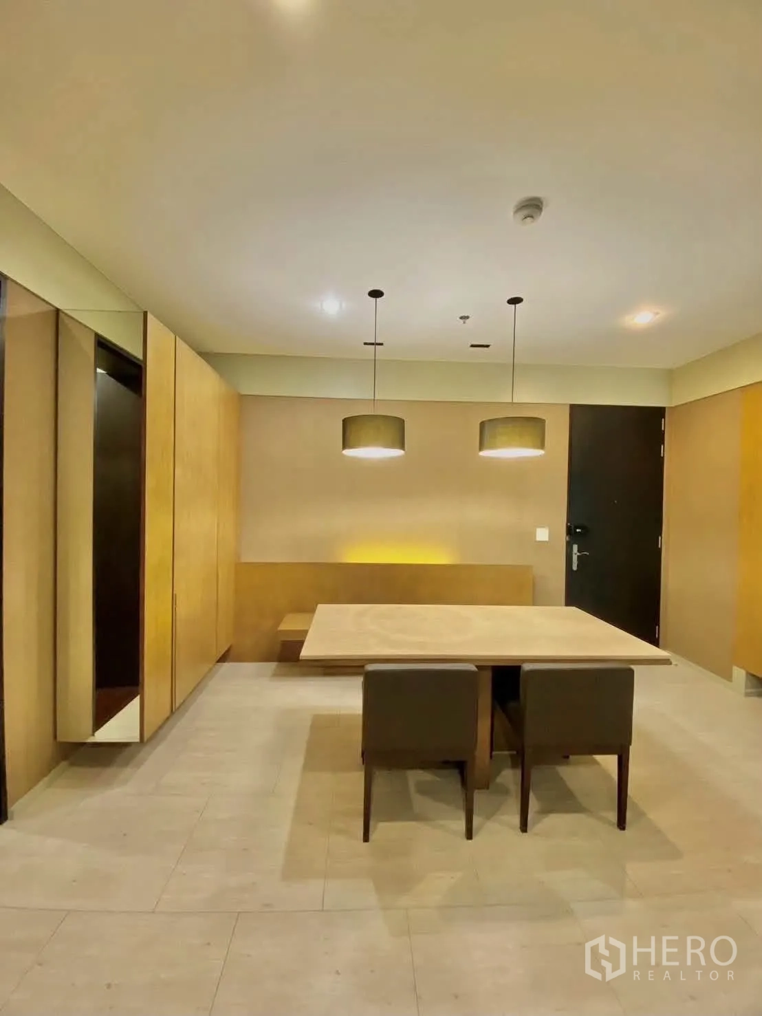 คอนโด for rent in Khlong Toei, Bangkok - พื้นที่รับประทานอาหารใกล้ประตูทางเข้า มีไฟสว่างอบอุ่นและเก้าอี้สองตัว