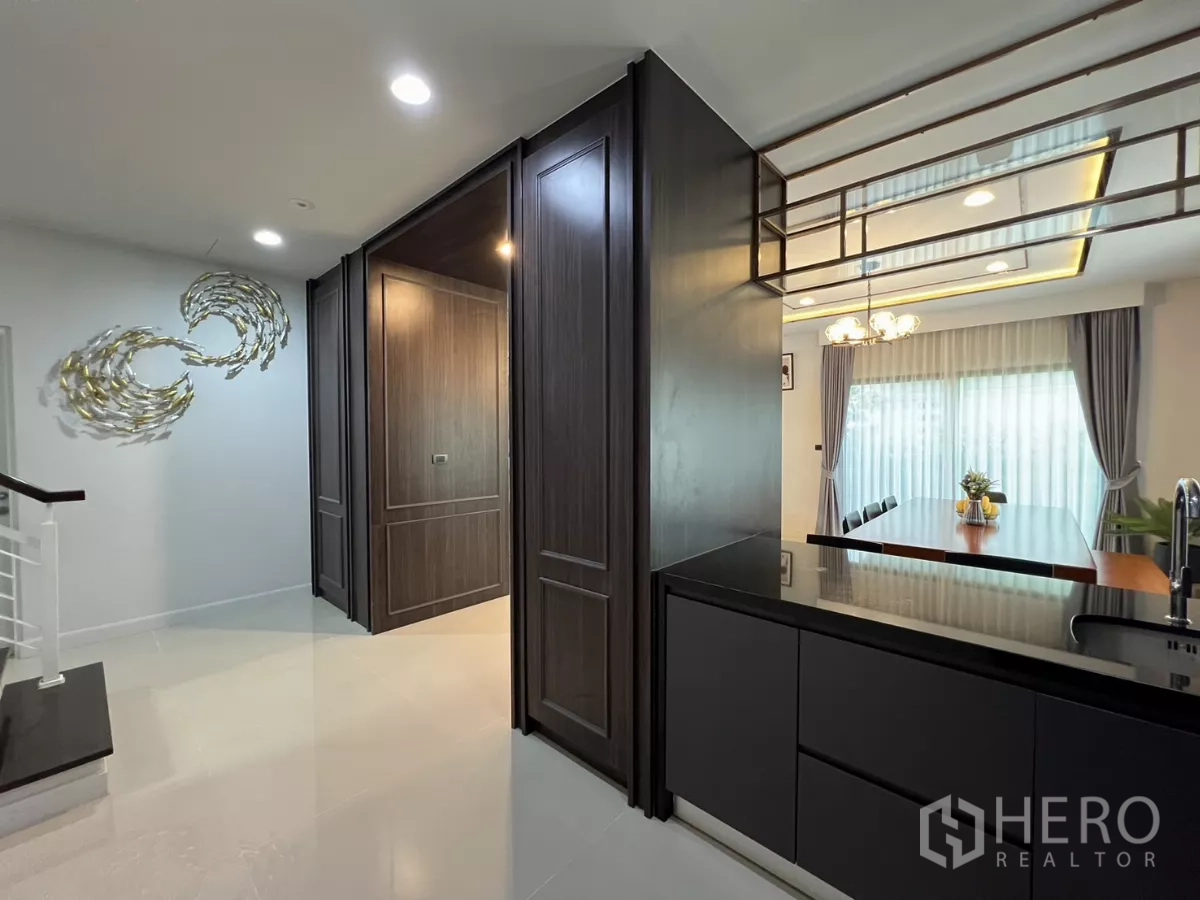 บ้าน ให้เช่าหรือขายในBang Kapi, Bangkok - โถงหน้าครัวพร้อมงานตกแต่งผนังและกระจกเงา