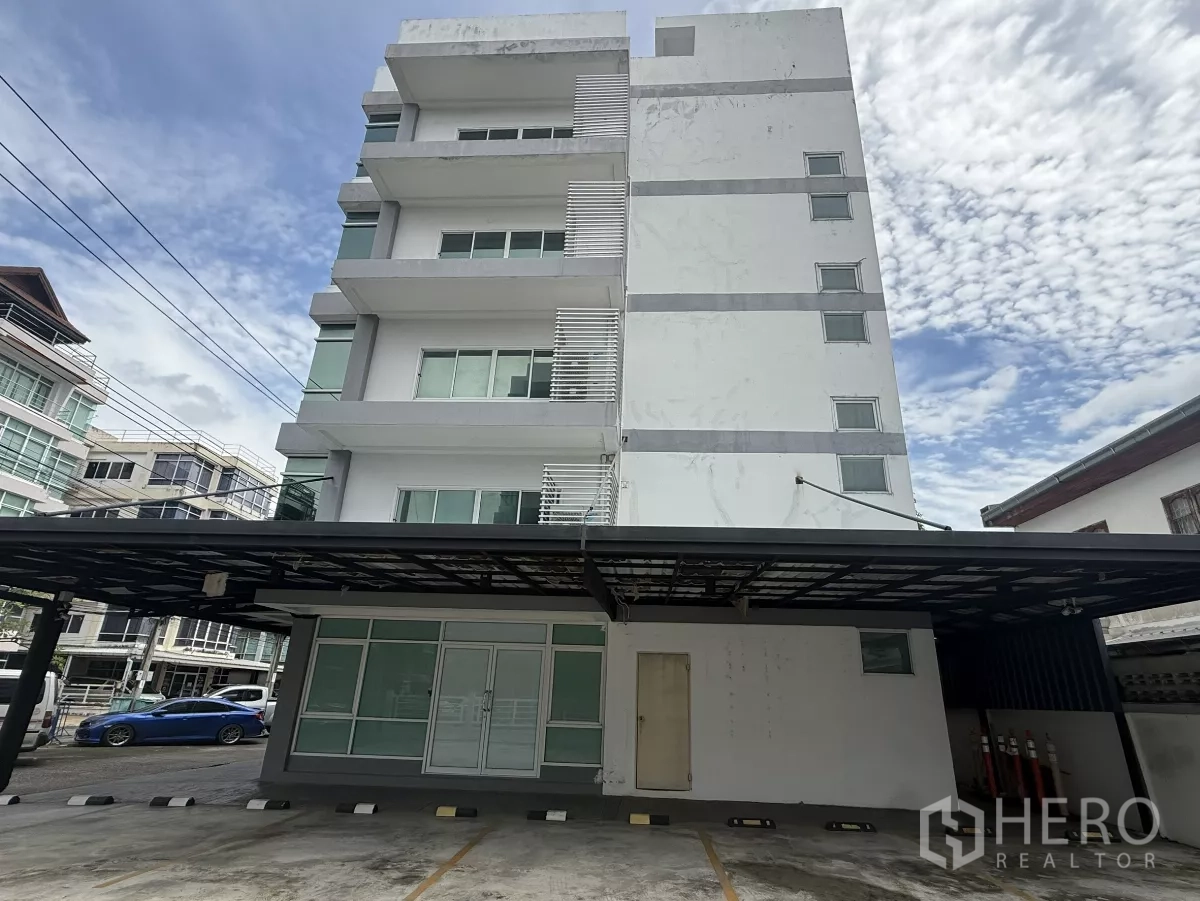 办公空间 出租在Bueng Kum, Bangkok - 五层办公楼背面视角，带外部楼梯与大雨棚。