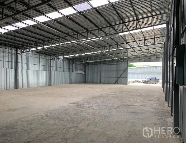คลังสินค้า ให้เช่าในMueang Pathum Thani, Pathum Thani - มุมมองภายในไปทางประตูทางเข้า เห็นรถด้านนอก พื้นที่กลับรถกว้าง
