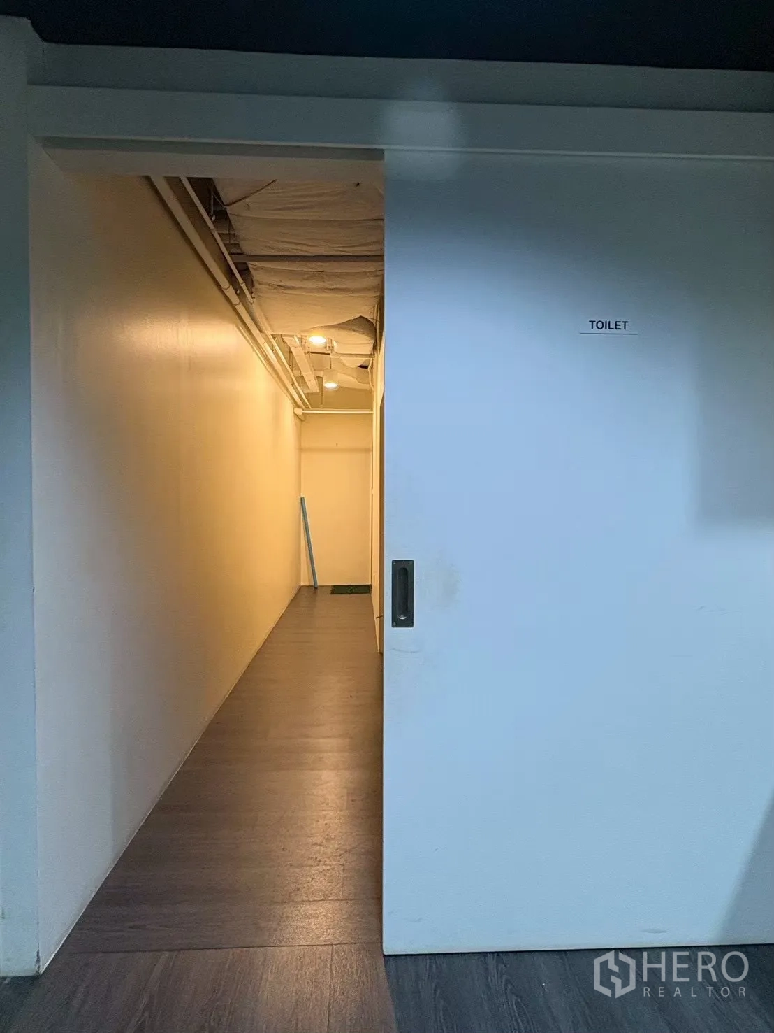Office Space for rent in Khlong Toei, Bangkok - Sliding door leading to a corridor toward the restrooms.