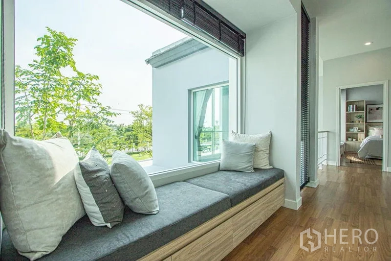 บ้าน ขายในLam Luk Ka, Pathum Thani - ด้านหน้าบ้านเดี่ยวพร้อมรั้ว ที่จอดรถ และสวนจัดแต่ง