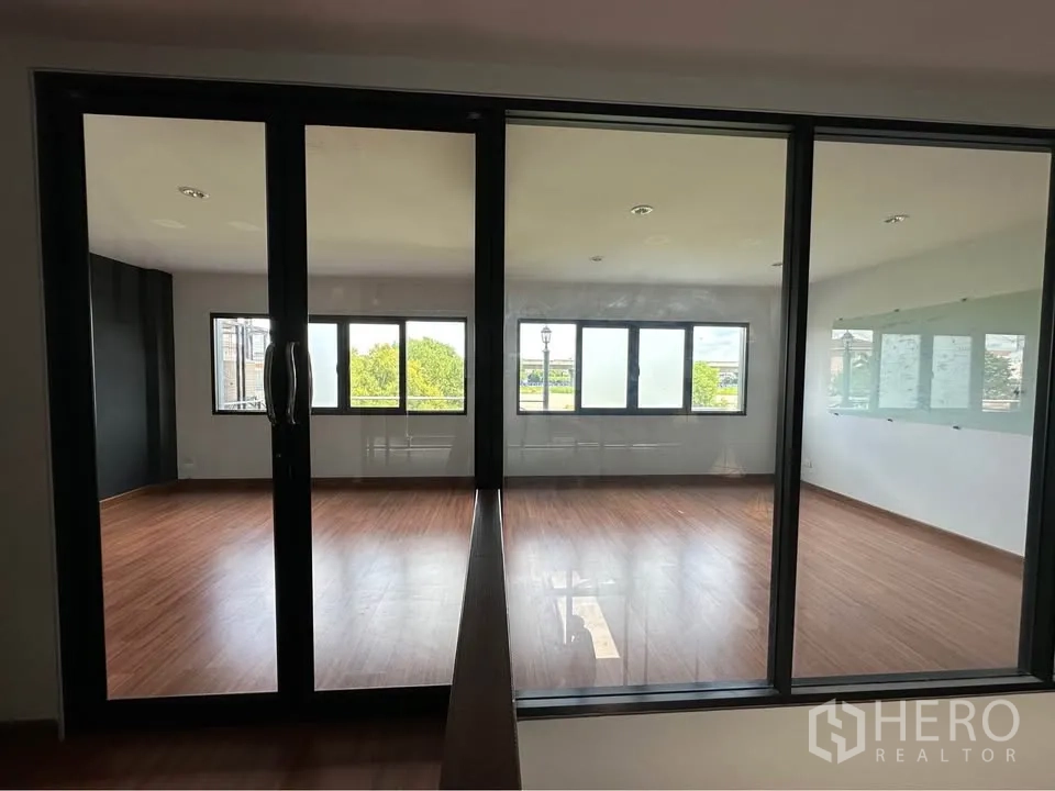 联排别墅 出租在Pak Kret, Nonthaburi - 双玻璃房间，宽窗可眺望绿意。
