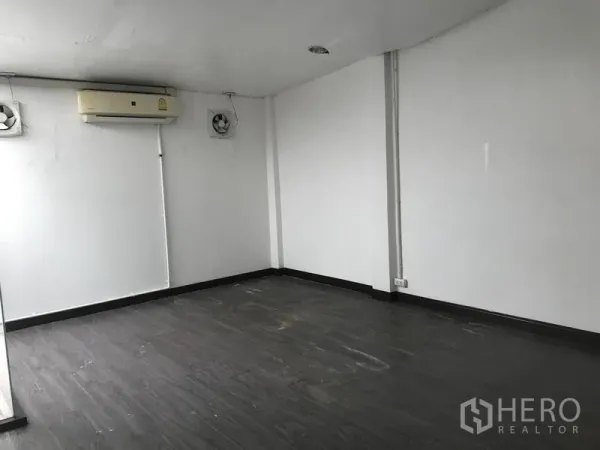店屋 出租在Watthana, Bangkok - 带壁挂空调和双排气扇的空房，深色木地板