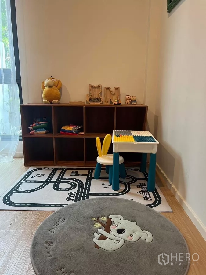 Detached House for rent in Saphan Sung, Bangkok - Children’s play corner with low storage, small table and soft play mats.