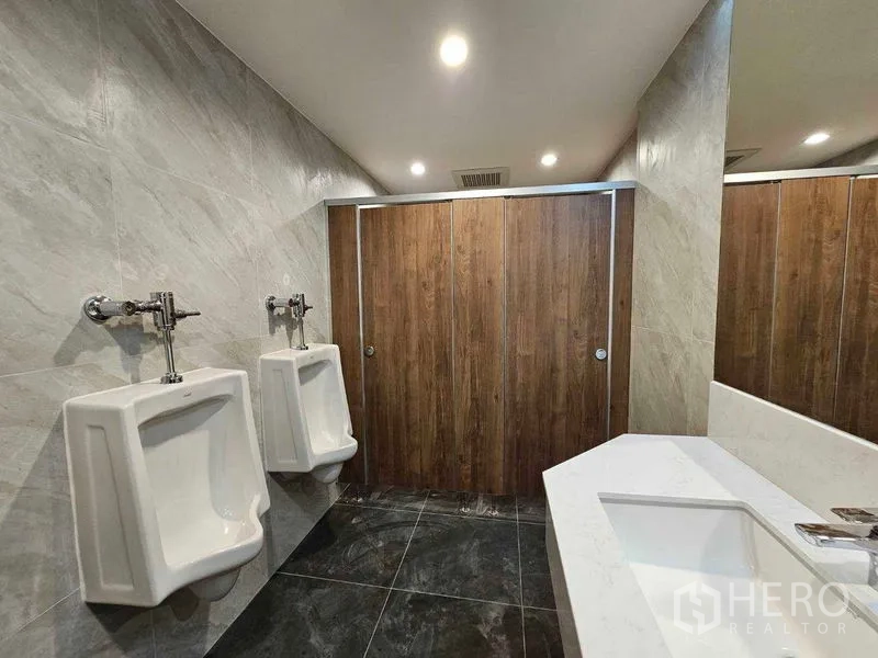 Office Space for rent in Bang Rak, Bangkok - Men’s restroom featuring urinals, private stalls and a long vanity counter.