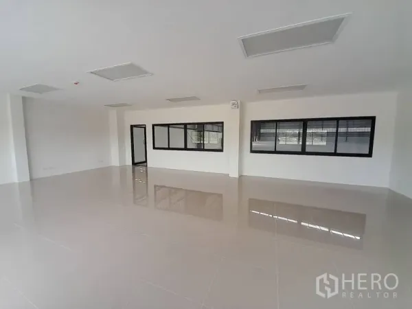 โรงงาน ให้เช่าในMueang Rayong, Rayong - พื้นที่สำนักงานภายในสว่าง พื้นกระเบื้องและหน้าต่างกรอบสีดำ