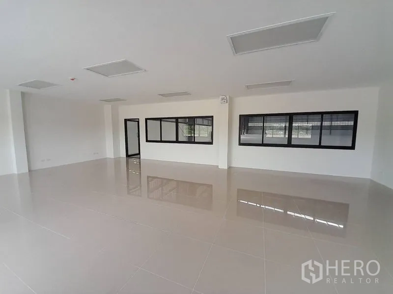 โรงงาน ให้เช่าในMueang Rayong, Rayong - พื้นที่สำนักงานภายในสว่าง พื้นกระเบื้องและหน้าต่างกรอบสีดำ