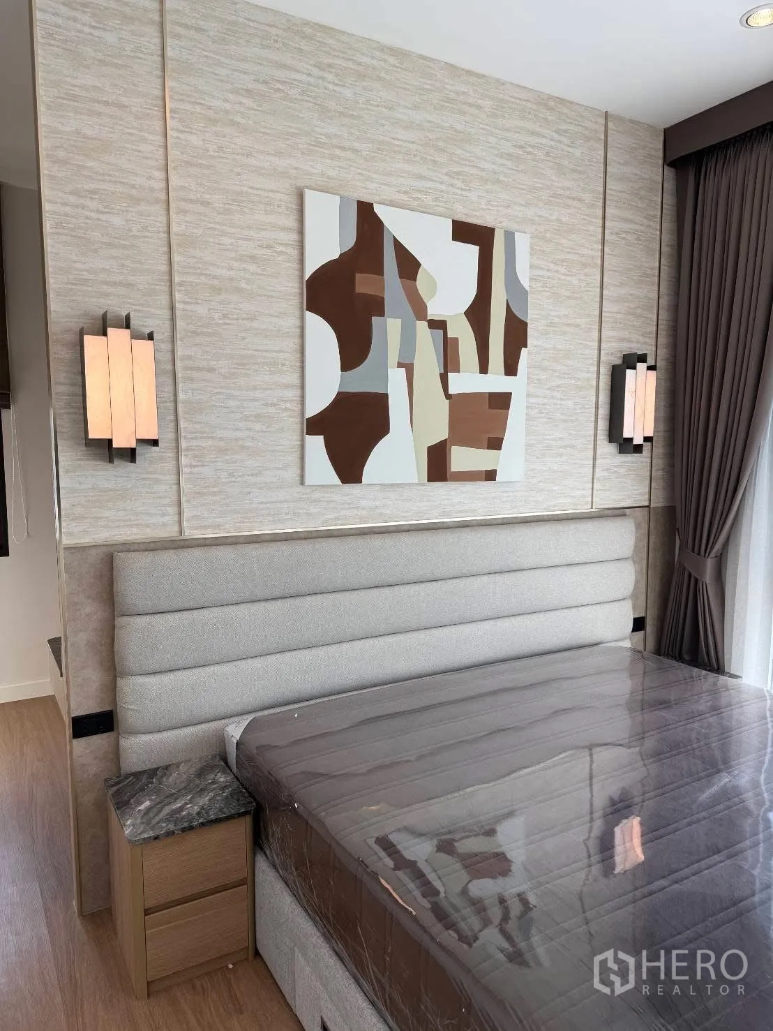 独栋房屋 for rent in Bang Phli, Samut Prakan - 床头细节：软包靠背、石面床头柜与抽象壁画。