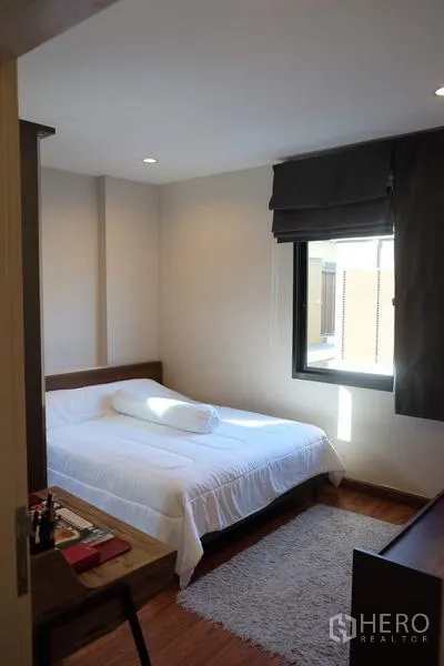 独立式住宅 出租在Bang Phli, Samut Prakan - 温馨次卧，木地板与窗户采光