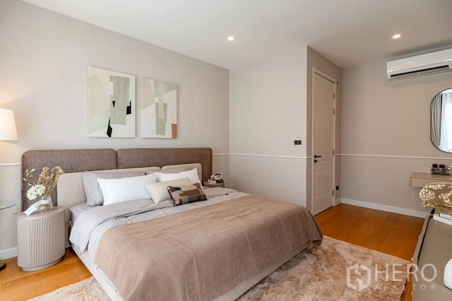 Detached House for rent or sale in Saphan Sung, Bangkok - Cozy bedroom in beige tones with artwork and bedside tables.