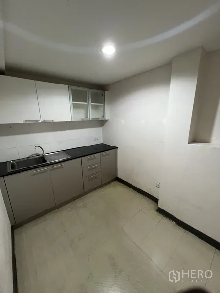 零售空间 出租在Huai Khwang, Bangkok - 小型茶水间，配备水槽、台面与吊柜。