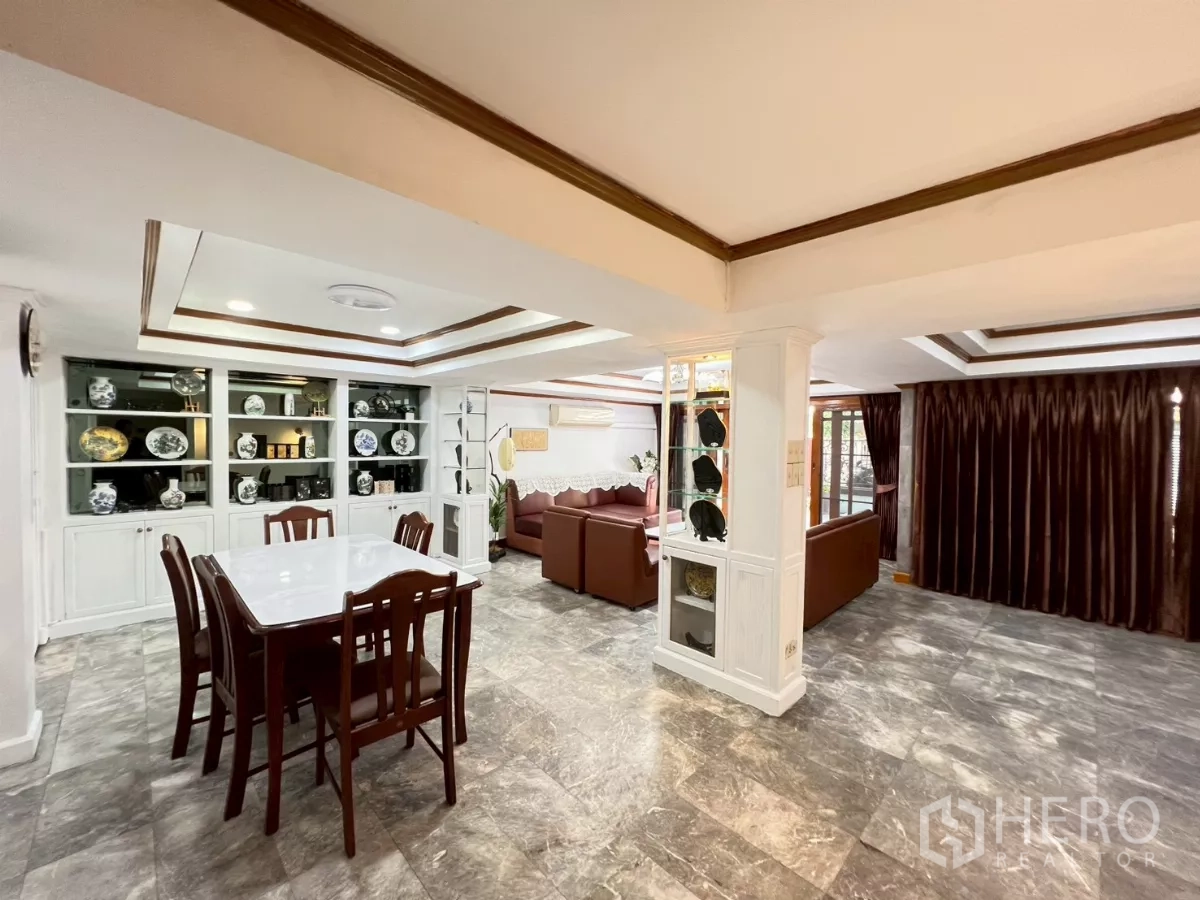 สำนักงานที่บ้าน ให้เช่าในWatthana, Bangkok - มุมมองโอเพ่นสเปซของห้องทานอาหารและรับแขก พื้นลายหิน