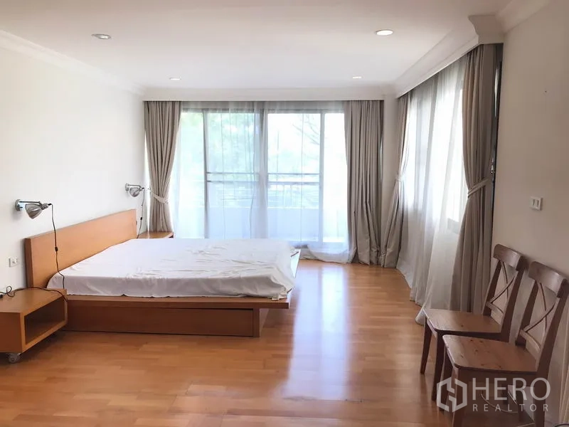 คอนโด ให้เช่าในSathon, Bangkok - ห้องนอนมาสเตอร์กว้าง หน้าต่างใหญ่ ผ้าม่านโปร่ง และประตูออกระเบียง