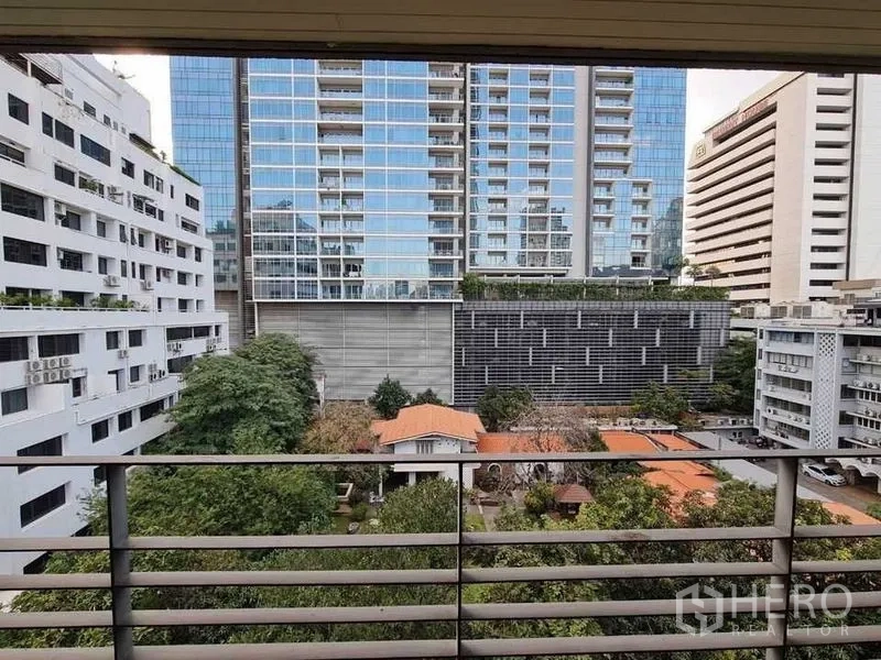 公寓 出售在Pathum Wan, Bangkok - 阳台视角望向玻璃高楼与周边住宅
