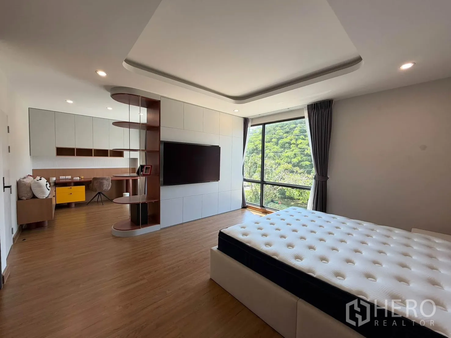 บ้านแฝด for rent in Prawet, Bangkok - ห้องนอนใหญ่มีผนังทีวี ตู้บิวท์อิน และมุมนั่งเล่น