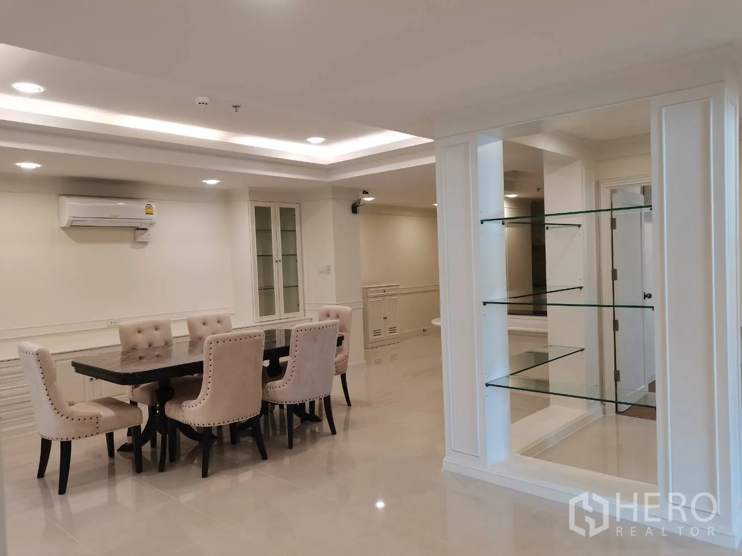 คอนโด for rent in Watthana, Bangkok - โซนรับประทานอาหารข้างชั้นวางกระจกและตู้บิวท์อินยาว มีแอร์ผนัง