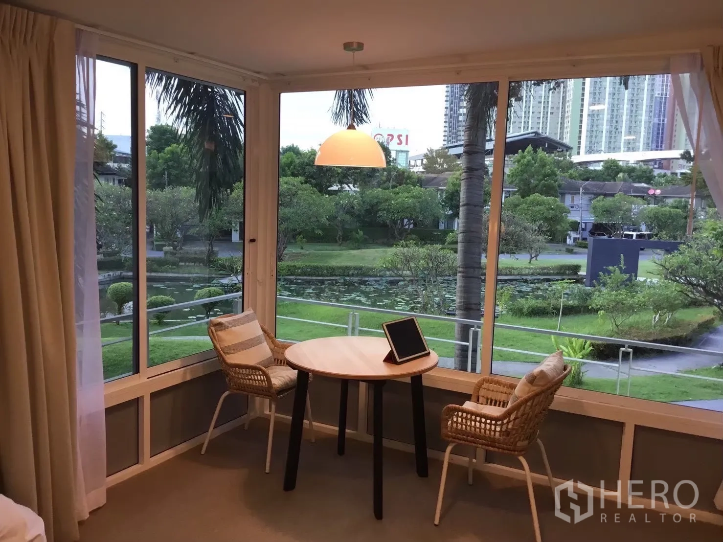 独栋房屋 for sale in Suan Luang, Bangkok - 转角落地窗坐席，可观池塘与绿地。