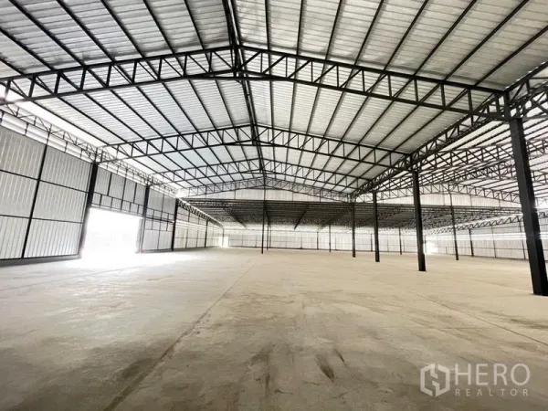 โรงงาน ให้เช่าในMueang Samut Sakhon, Samut Sakhon - พื้นที่ภายในแบบไร้เสากลาง โครงหลังคาเหล็ก พื้นคอนกรีตเรียบ