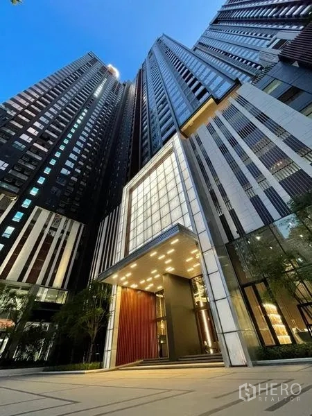 公寓 出售在Ratchathewi, Bangkok - 高层公寓宏伟入口，黄昏时分的立面。