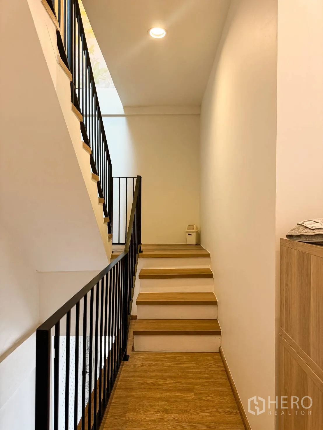 ตึกแถว for sale in Watthana, Bangkok - บันไดภายในราวเหล็กสีดำ ขั้นไม้ ใต้สกายไลท์.